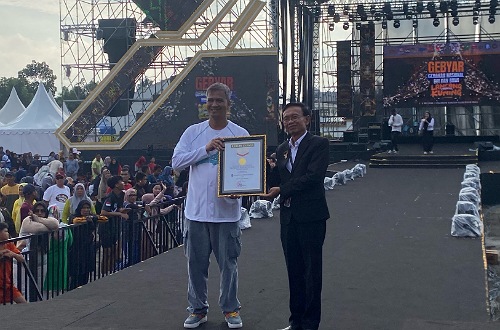 Direktur Operasional MURI Yusuf Ngadri menyerahkan piagam kepada Asisten II Setdaprov Riau, M Job Kurniawan.