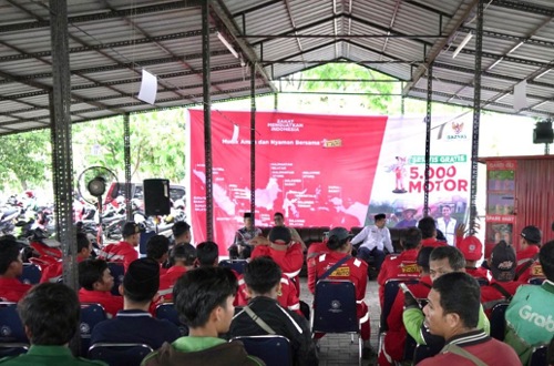 Ratusan driver Ojol di Pekanbaru mendapatkan servis motor gratis di Masjid Raya An-Nur Riau.(foto: istimewa)