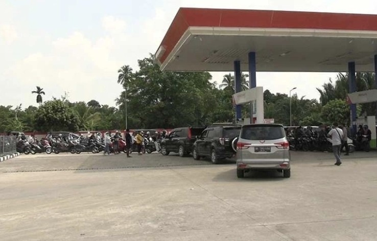 SPBU Jalan Bintang Bagansiapiapi dipadati kendaraan (foto/riaupos)