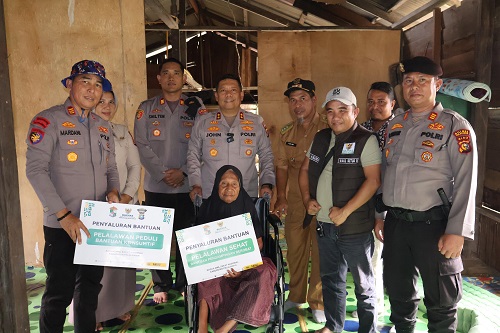 Polres Pelalawan-Baznas salurkan bantuan untuk warga terdampak banjir.(foto: andi/halloriau.com) 
