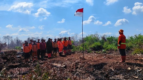Petugas BPBD Riau dan Rohil laksanakan upacara HUT ke-80 RI di tengah lokasi Karhutla di Rohil.(foto: mcr)