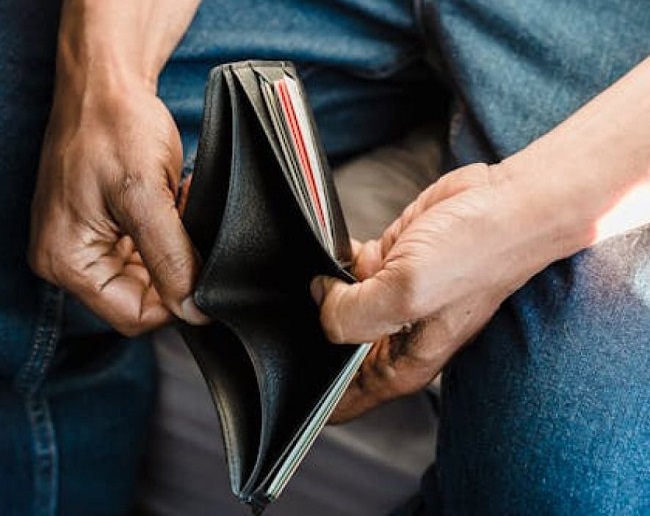 ilustrasi dompet kosong.