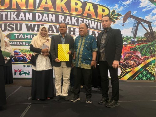 Dr. Jupendri (dua kiri) terpilih sebagai Ketua IKA Fisip USU Riau periode 2026-2030 (foto/ist)