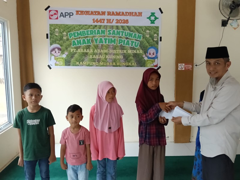 PT Arara Abadi santuni anak yatim piatu di Kampung Muara Bungkal, Siak (foto/ist)