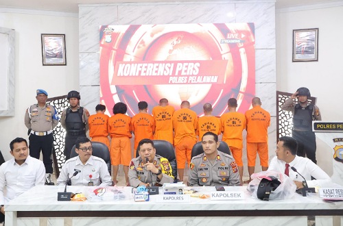 Polres Pelalawan menggelar ekspos pengungkapan kasus petugas BNNP Riau.(foto: andi/halloriau.com)
