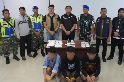 Pihak keamanan Bandara SSK II Pekanbaru mengamankan 3 penumpang tujuan Lombok yang kedapatan bawa 4 kg sabu.(foto: tribunpekanbaru.com)