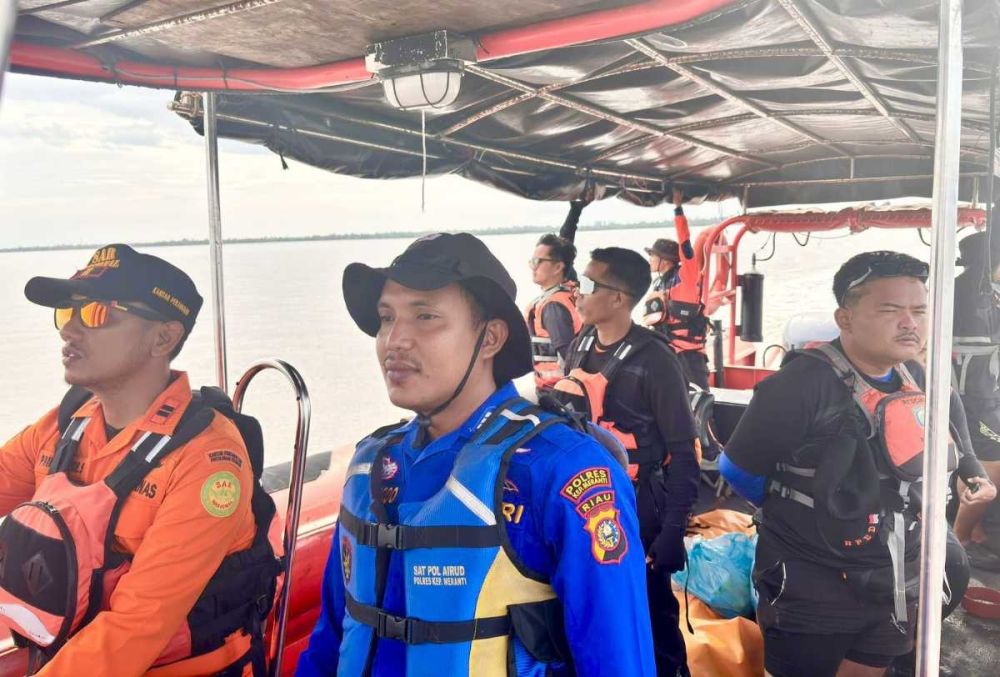 Tim SAR gabungan sisir perairan Bengkalis cari ABK yang jatuh ke laut (foto/MCriau)