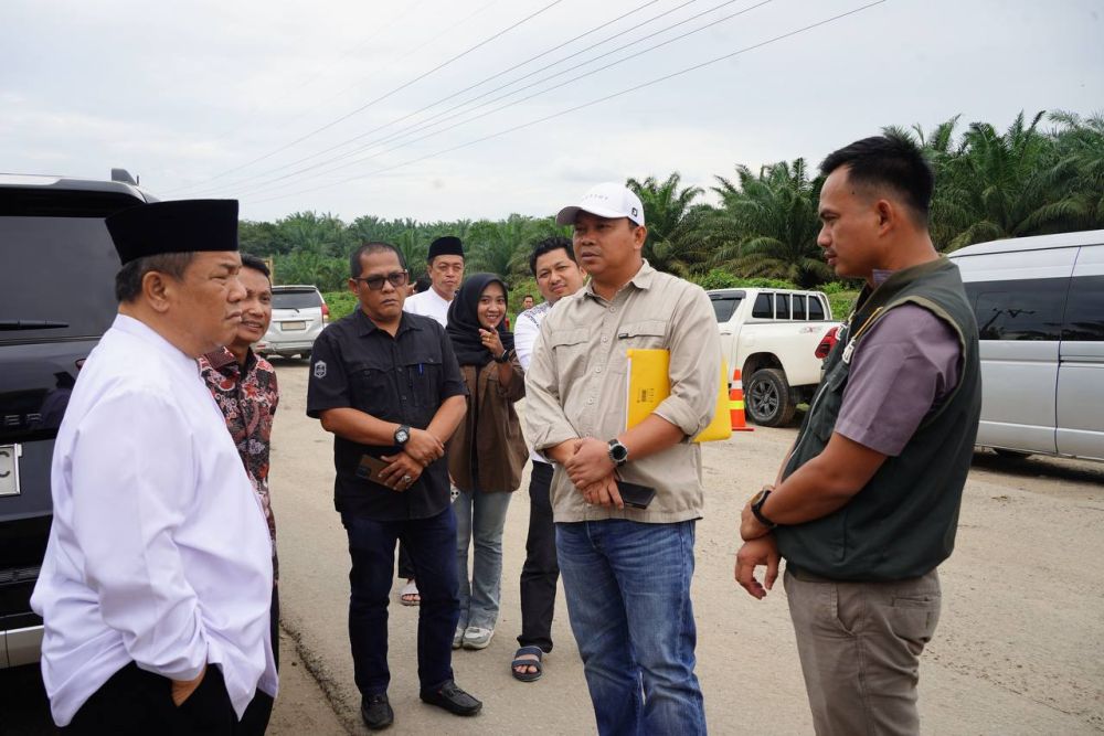 Plt Gubernur Riau, SF Hariyanto meninjau jalan rusak Tapung–Talang Danto (foto/ist)