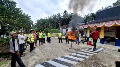 Cegah kebakaran sejak dini, PT SLS membekali pemuda Siskamling pelatihan Damkar (foto/Andy)