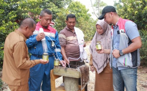 Berbagi pengalaman langka, Pertagas mengajak para guru dalamm panen madu lebah Trigona (foto/ist)