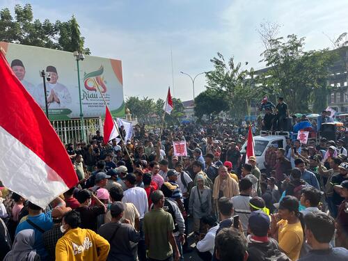 Ribuan massa dari Pelalawan kembali berunjuk rasa di Kantor Gubernur Riau menolak relokasi dari kawasan TNTN. (Foto: Sri Wahyuni)