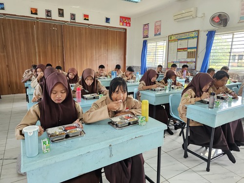 Sebanyak 730 porsi makanan bergizi dibagikan oleh PT GIN di Indragiri Hilir (Inhil). (Foto: Ayendra)