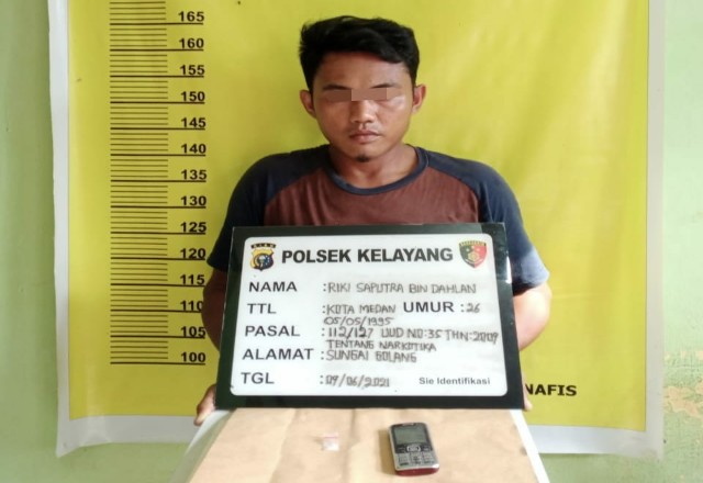 Tersangka diamankan polisi.