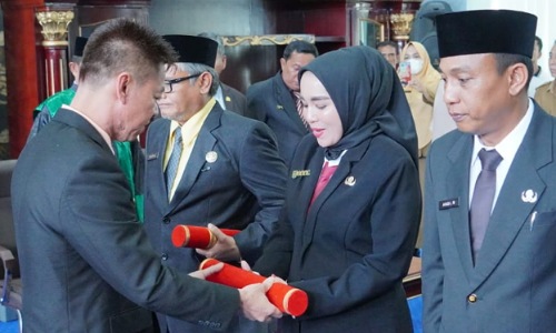 Bupati Rohil, Afrizal melantik enam pejabat Pemkab Rohil.(foto: afrizal/halloriau.com)