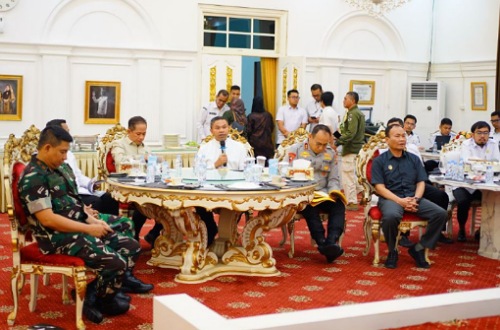 Gubri, Abdul Wahid bahas pemulihan ekosistem di kawasan TNTN.(foto: mcr)