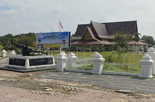 Spanduk instansi pemerintahan di halaman Rumah Dinas Gubernur Riau.(foto: int)