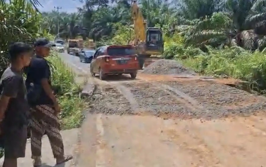 Perbaikan darurat dilakukan PUPR, akses warga Kampar Kiri kembali normal (foto/ist)