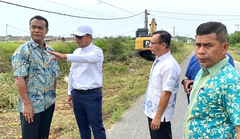 Bupati Zukri tinjau pembersihan drainase di Pangkalan Kerinci, Pelalawan (foto/Andy)