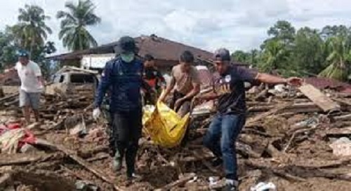 Proses evakuasi korban banjir bandang di Agam.(foto: int)