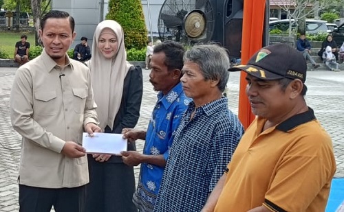 Walikota Pekanbaru, Agung Nugroho serahkan bantuan untuk keluarga miskin ekstrem di Pekanbaru.(foto: tata/halloriau.com)