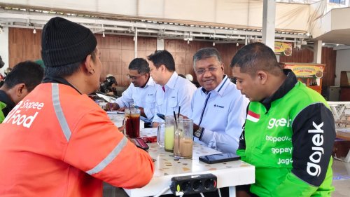 Jajaran manajemen XLSMART berdialog langsung dengan mitra pengemudi layanan transportasi dan pesan-antar  dalam rangkaian Hari Pelanggan 2026, di warkop Titik Kumpul, Jawa, Surabaya, Kamis (3/9/2026).(foto: istimewa)