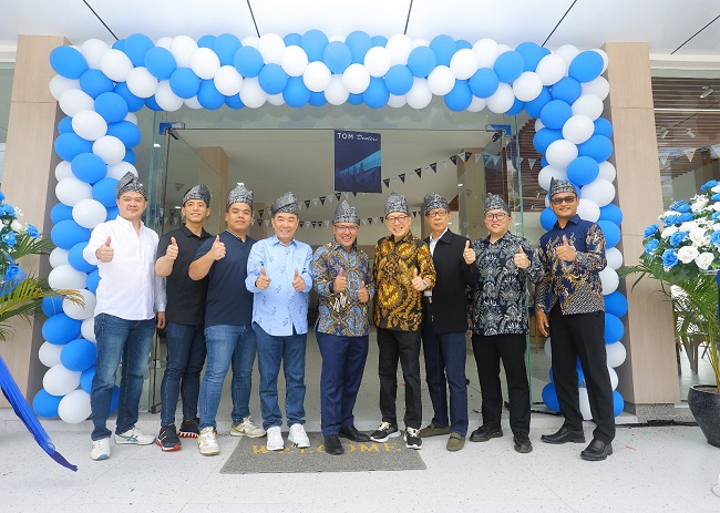 Pimpinan RMA Indonesia bersama tim dealer Ford Pekanbaru berfoto bersama usai peresmian dealer resmi Ford pertama di Provinsi Riau, Kamis (17/4/2025).