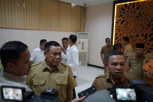 Gubri Abdul Wahid bersama Wagubri SF Hariyanto usai menggelar rapat koordinasi bersama seluruh kepala Organisasi Perangkat Daerah (OPD) Pemerintah Provinsi Riau. (Foto:: Media Center Riau)