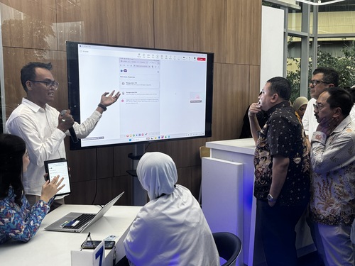 Pengetesan implementasi registrasi kartu SIM  XLSMART dengan menggunakan teknologi biometrik pengenalan wajah di XL Center XLSMART Tower, Jakarta. (Foto: Istimewa)