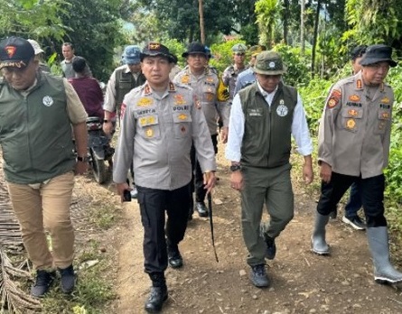 Menteri Kehutanan RI Raja Juli Antoni bersama Kapolda Riau Irjen Herry Heryawan turun langsung meninjau lokasi bencana banjir bandang dan longsor di Salareh Aia, Kecamatan Palembayan, Kabupaten Agam, Sumatera Barat, Minggu (30/11/2025)..