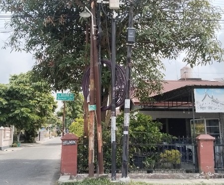 Kabel fiber optik yang semrawut yang meresahkan warga. (Foto: Mimi Purwanti)