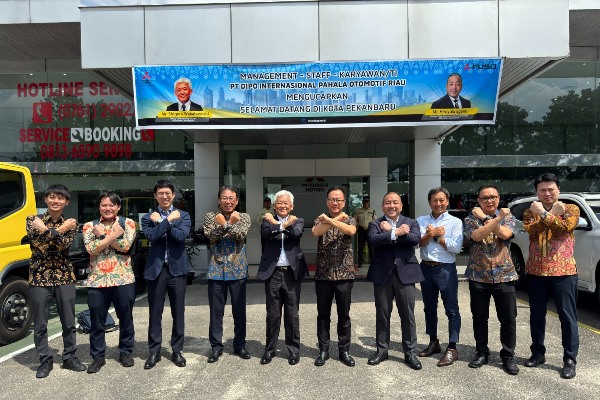 Shigeru Wakabayashi, Group CEO, Mobility Group Mitsubishi Corporation dan Hiroyuki Egami, Division COO, Automotive Business Div Mitsubishi Corporation dari Jepang mengunjungi PT Dipo Internasional Pahala Otomotif Riau di Jalan Sudirman, Pekanbaru. Kunjungan ini disambut Tonny Chandra selaku President Direktur PT Dipo Internasional Pahala Otomotif Group dan Branch Manager PT DIPO wilayah Riau, Burhanuddin Cheng. Foto Ist