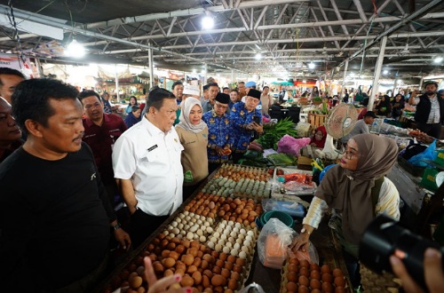 Plt Gubernur Riau, SF Hariyanto meninjau stok kebutuhan bahan pokok di Pasar Cik Puan Pekanbaru.(foto: sri/halloriau.com)