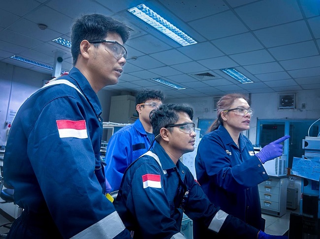 Hampir dua tahun, tim peneliti laboratorium PHR berjibaku dengan ratusan sampel bahan kimia untuk menemukan formulasi yang benar-benar mampu bekerja optimal di karakter reservoir Lapangan Rokan.