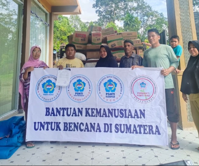 Bantuan dari PSMTI Riau diterima Wali Jorong Siniair Nagari Malalak Selatan Kecamatan Malalak Kabupaten Agam, Efenndi  Minggu (7/12/2025). Bantuan yang sama juga diterima Nagari Malalak Barat dan Malalak Utara masing-masing satu Mobil Pick Up L-300 serta Malalak Timur dua Mobil Pick Up L-300.