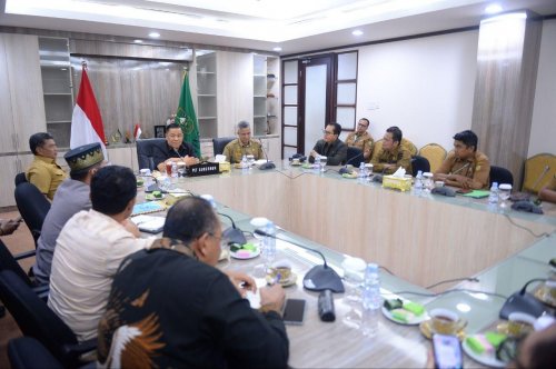 Tokoh masyarakat dan tokoh adat Kenegerian Rumbio bertemu dengan Plt Gubri, SF Hariyanto membahas pembangunan jembatan yang mankrak (foto/int)