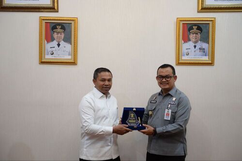 Gubri Abdul Wahid (kiri) menerima kunjungan Plt Kepala Kanwil Kemenkumham Riau, Johan Manurung, di Rumah Dinas Gubernur, Kota Pekanbaru, Senin (7/7/2025). (Foto: Media Center Riau)