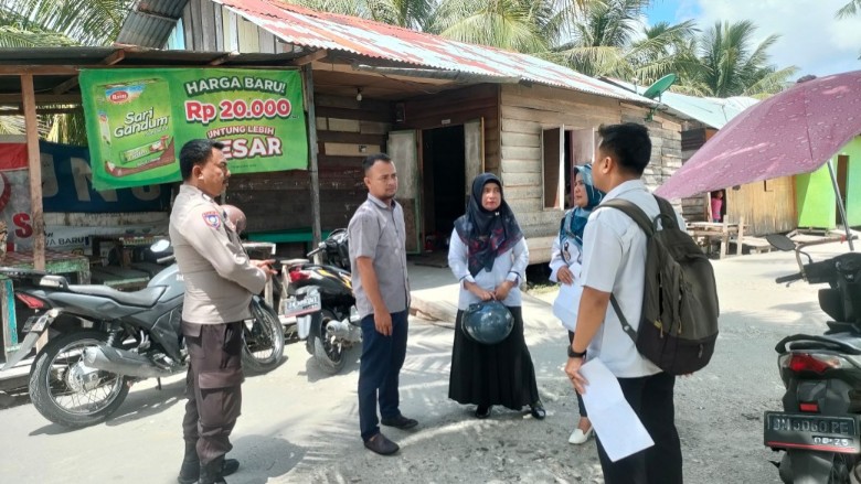 Lurah Bagan Hulu, Sri Indrayani turun ke lokasi untuk melakukan pendataan rumah yang berlokasi di bantaran sungai (foto/afrizal)