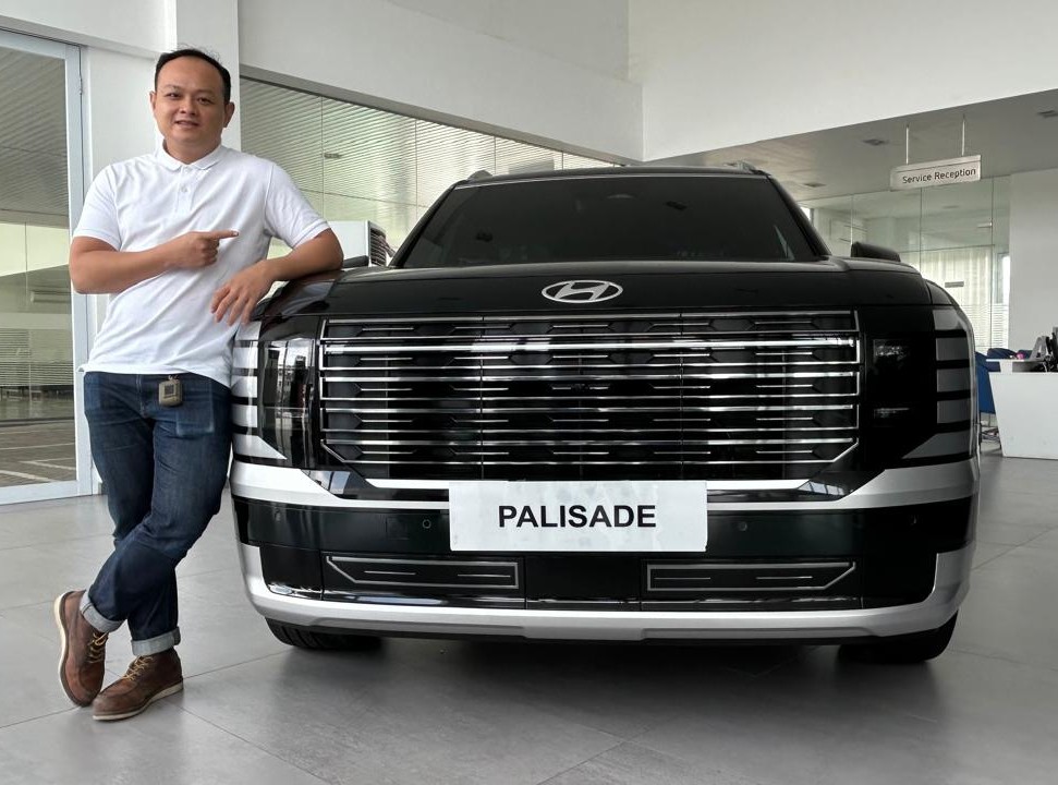 Branch Manager Hyundai Panam, Chandra saat memperkenalkan Palisade hybrid di showroom Hyundai Panam.