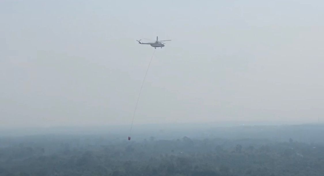 Ilustrasi helikopter water bombing dikerahkan padamkan Karhutla di Riau (foto/int)