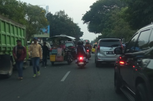 Jala. Sudirman Pekanbaru depan Kantor Gubernur Riau mulai macet akibat penumpukan massa aksi.(foto: barkah/halloriau.com)