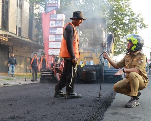 Walikota Pekanbaru, Agung Nugroho keliling melihat titik perbaikan jalan.
