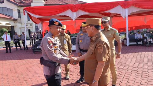Bupati Rohil Bistamam, dan Wakilnya Jhony Charles, menghadiri Apel Gelar Pasukan Operasi Patuh Lancang Kuning 2025. (Foto: Afrizal)