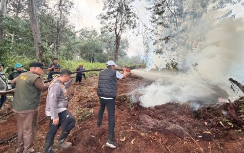 Kawal langsung pemadaman Karhutla, Bupati Zukri dan Kapolres bertahan hingga malam di Kerumutan (foto/Andy)
