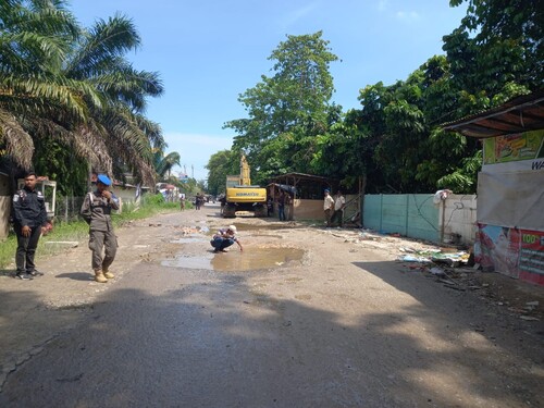 Satpol PP dan Dinas PUPR Pekanbaru membongkar 46 bangunan liar di Jalan Bima depan RS Prima. (Foto: Tata Anantia)