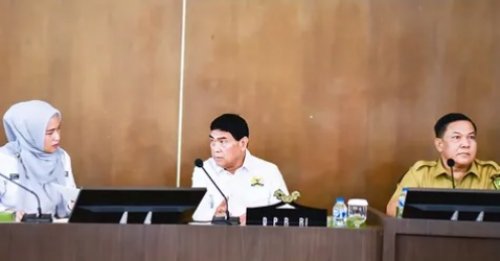 Anggota Komisi VI DPR RI, Achmad (tengah) saat peresmian sekretariat Forum DPR RI Dapil Riau (foto/ist)