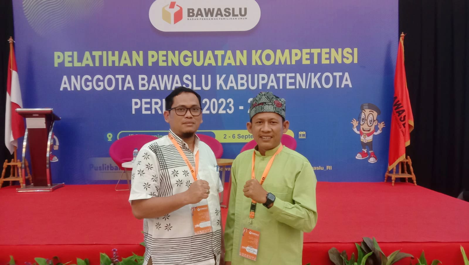 Ketua Bawaslu Rokan Hulu, Fajrul Islami Damsir (kiri) beserta Divisi Hukum Penyelesaian Sengketa, Safrizal Hasbi (foto/ist)