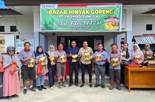 Salah satu momen kebersamaan tim PT Ivo Mas Tunggal dan warga dalam bazar minyak goreng murah di Kelurahan Telaga Sam Sam.(foto: istimewa)