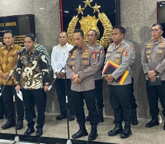 Kapolri Jenderal Listyo Sigit Prabowo menginstruksikan jajarannya untuk bergerak cepat mengusut kemunculan kayu gelondongan dalam bencana banjir di Sumatera.