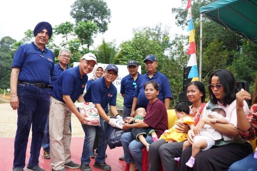 Penyerahan bantuan bahan pokok oleh Mill Operations Support Director RAPP Suhdi Yaqub pada kegiatan pra event Founders Day 2026 (foto/ist)