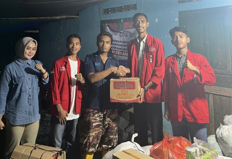 DPC GMNI Rokan Hulu gelar penyerahan donasi pakaian dan logistik di Maninjau, Agam, Sumbar (foto/ist)